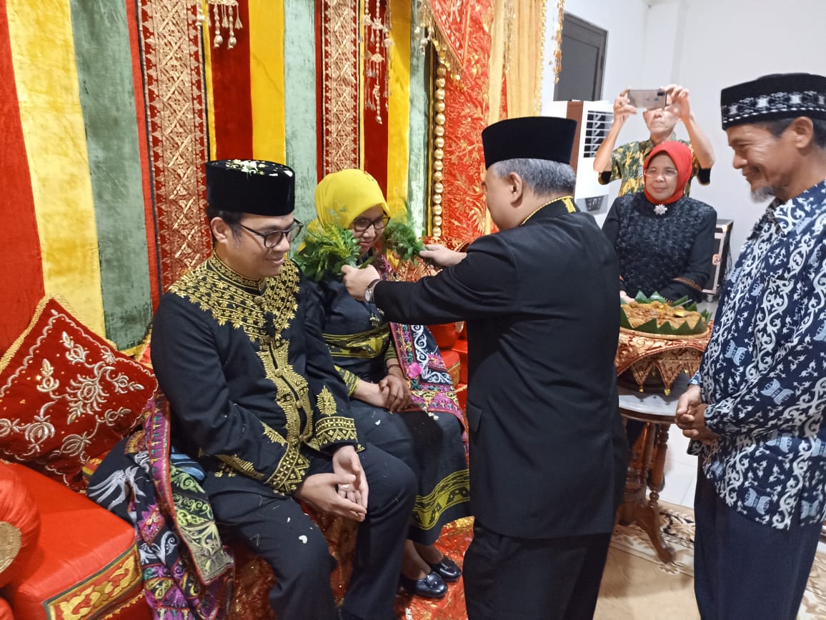 Tokoh Aceh di Jakarta Peusijuek Wamen Nezar Patria