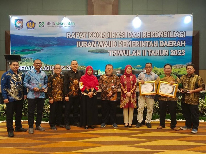 Sebanyak empat Kabupaten/Kota di Aceh menerima apresiasi dari Badan Penyelenggara Jaminan Sosial (BPJS) Kesehatan terkait kontribusi dalam menyukseskan Program Jaminan Kesehatan Nasional (JKN) dan membayarkan iuran jaminan kesehatan pemerintah daerah tepat waktu dan tepat jumlah. (Foto: Ist)