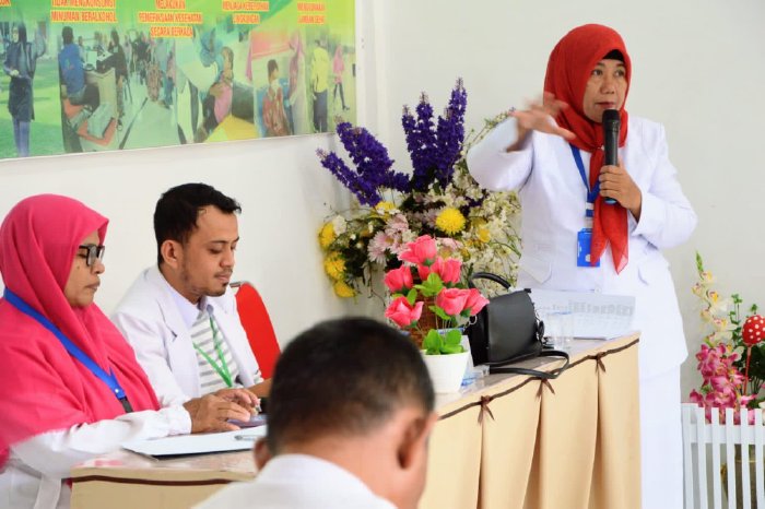 Kepala Puskesmas Darul Kamal, Maya Sopa, STP memberikan materi kepada peserta studi banding tentang penyelenggaraan integrasi layanan primer di Puskesmas Darul Kamal, Selasa (08/08/2023). (Foto: Ist)