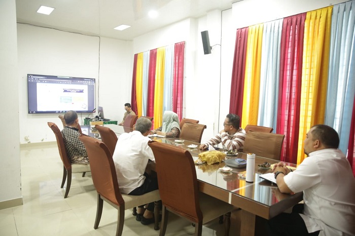 Penjabat (Pj) Bupati Aceh Besar Muhammad Iswanto, S.STP MM mengikuti zoom meeting dengan Dirjen Otda Kemendagri Dr Drs Akmal Malik MSi terkait Kebijakan Penjabat Kepala Daerah dalam melakukan mutasi Jabatan Pimpinan Tinggi di ruang rapat Dekranasda, Gampong Gani, Kecamatan Ingin Jaya, Jumat (4/8/2023).  (Foto: ist)