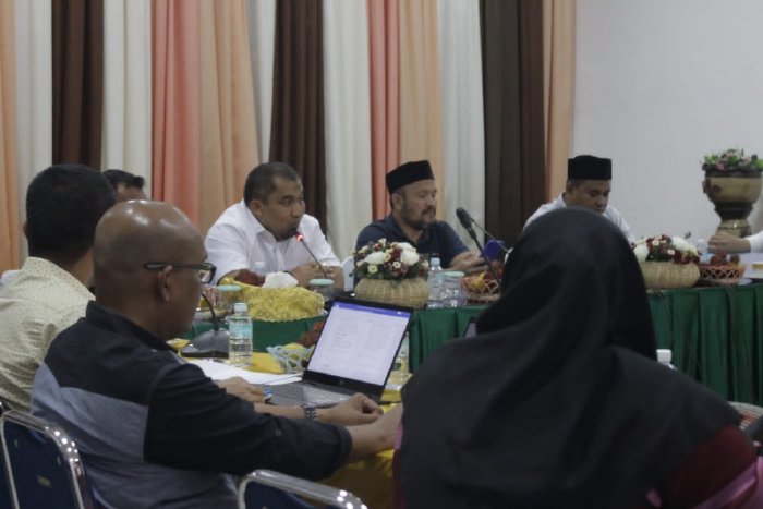 Pj Bupati Aceh Besar Muhammad Iswanto S.STP, MM memberi sambutan pada rapat Banggar DPRK Aceh Besar di Dekranasda Aceh Besar, Gampong Gani, Ingin Jaya, Jum'at (4/8/2023) malam. (Foto: Ist)