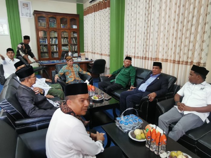 - Menteri Desa, Pembangunan Daerah Tertinggal, dan Transmigrasi (Kemendes, PDTT) Abdul Halim Iskandar yang populer disapa Gus Halim berkunjung ke Pesantren Munawarah, Kuta Krueng, Ulee Glee, Pidie Jaya, Sabtu (5/8/2023). (Foto: Ist)