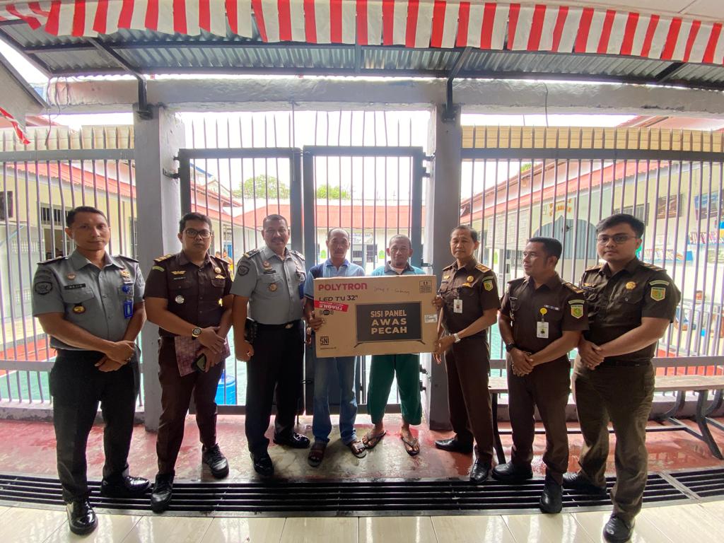 Kejari Sabang Serahkan Tv kepada Warga Binaan Lapas Kelas II B Kota Sabang