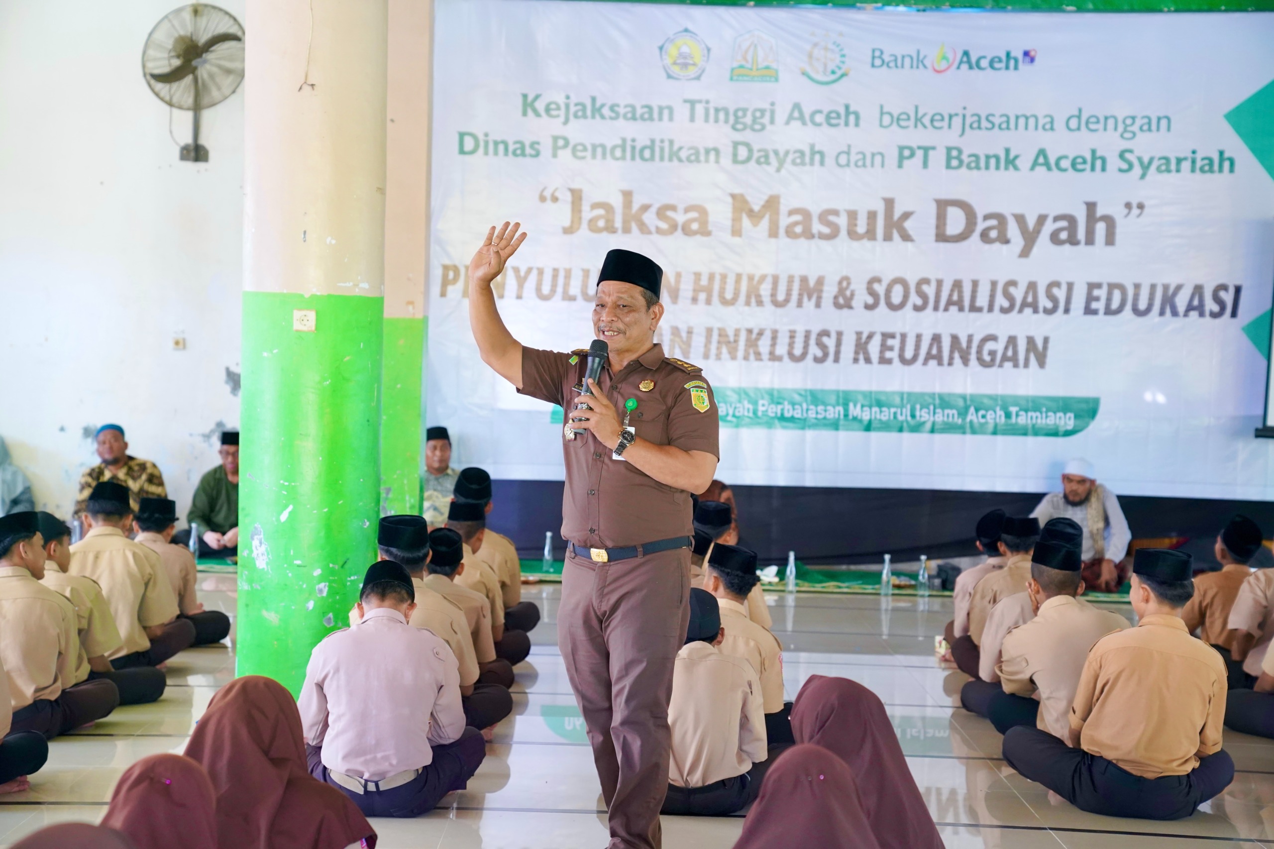 Kasipenkum Kejati Aceh Ali Rasab Lubis SH sebagai narasumber Program Jaksa Masuk Dayah. (Foto: Kejati Aceh)