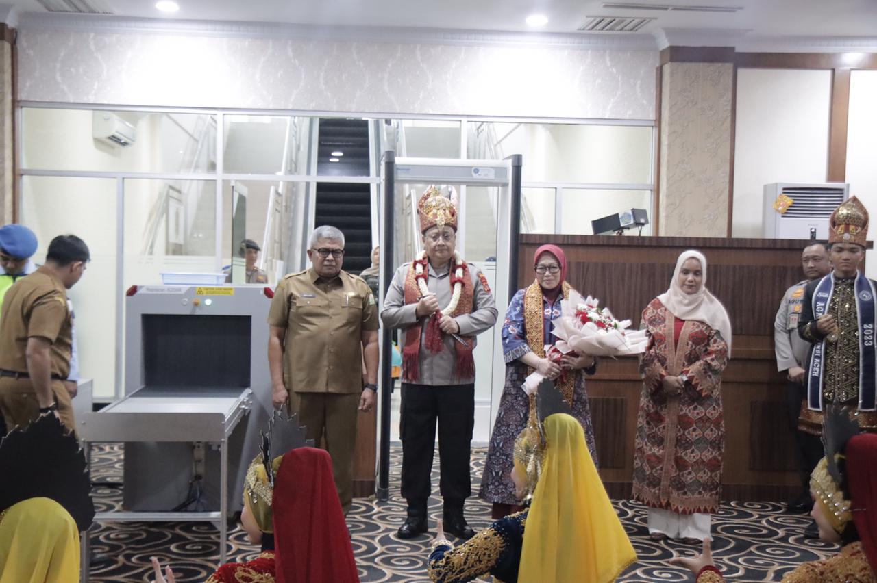 Tiba di Aceh, Irjen Achmad Kartiko Disambut Tari Ranup Lampuan