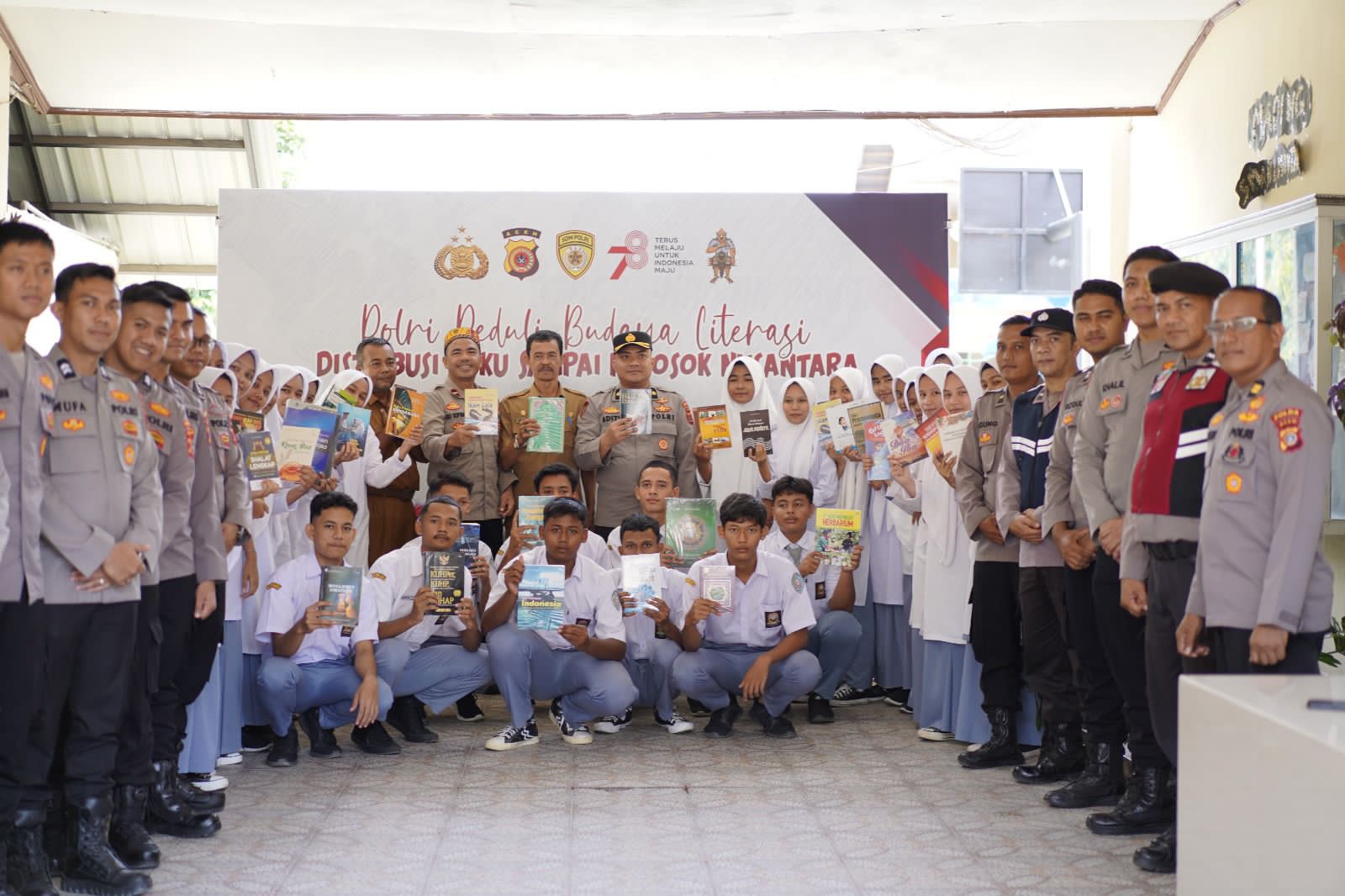 Polda Aceh Salurkan Buku dan Kitab ke SMA Negeri 1 Montasik