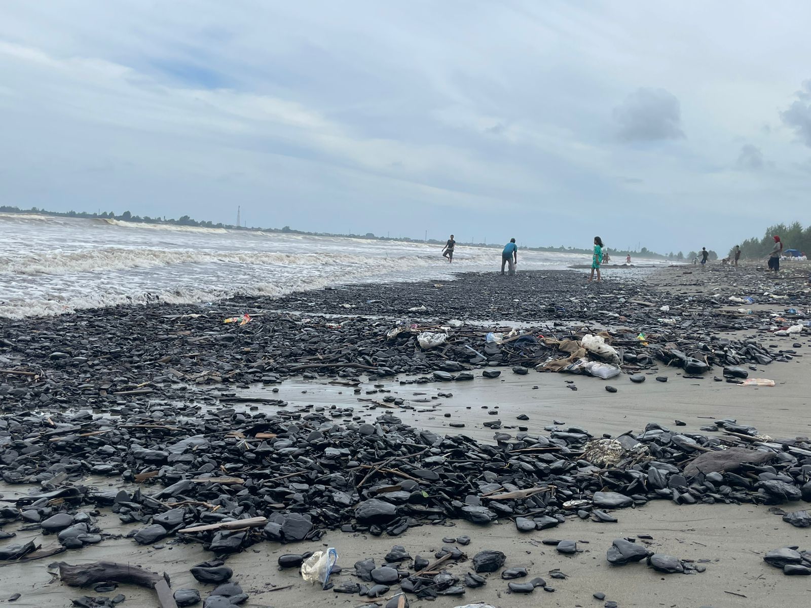 Tumpahan batu bara di Gampong Peunaga Rayeuk, Kecamatan Meureubo, Aceh Barat. (Foto: Ist)