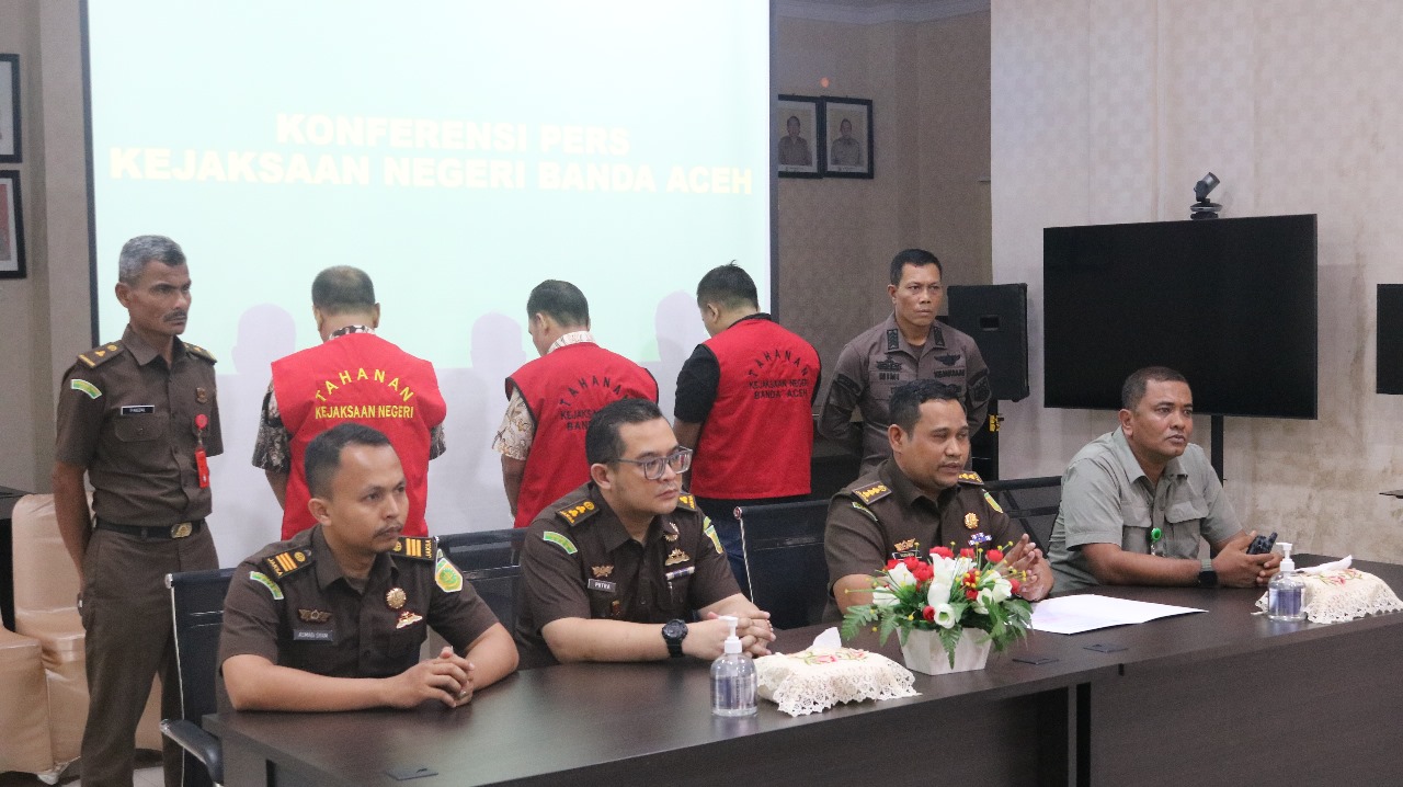 Tiga tersangka kasus dugaan korupsi pengadaan buku dan meubelair di Majelis Adat Aceh. (Foto: Dok. Kejari Banda Aceh)