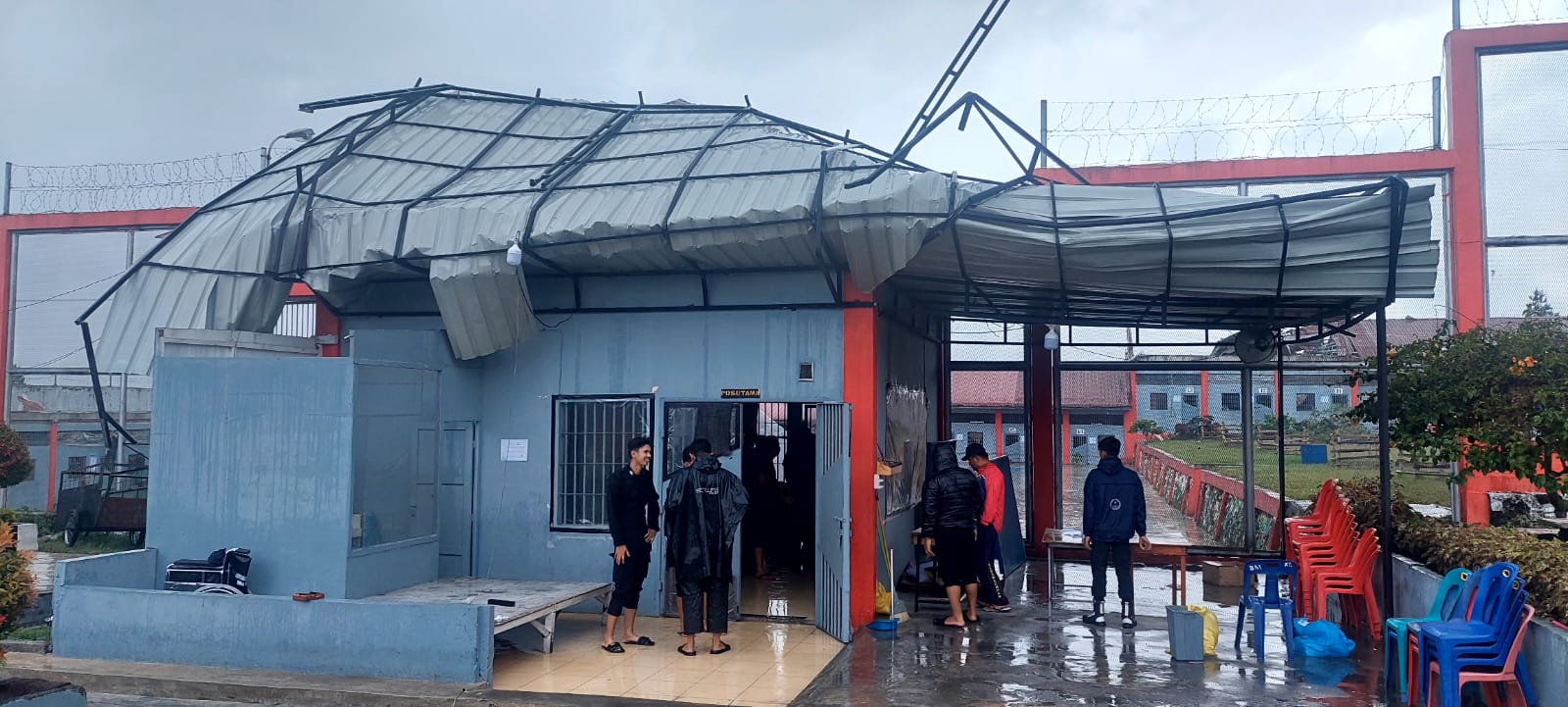 Polisi Bantu Bersihkan Puing Akibat Angin Puting Beliung di Bener Meriah