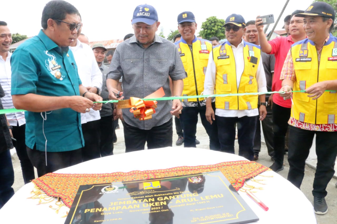 Alhudri dan Irmawan Resmikan Jembatan Gantung Desa Penampaan Uken Gayo Lues