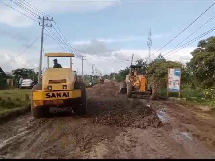 Respon Keluhan Masyarakat, Pemkab Aceh Besar Tangani Secara Darurat Jalur Limpok-Cot Iri