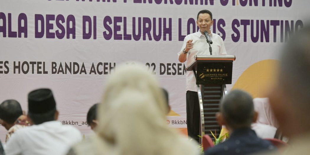 Penjabat Gubernur Aceh, Achmad Marzuki, memberikan arahan saat membuka Sosialisasi Percepatan Penurunan Stunting kepada Kepala Desa di seluruh Aceh, di Hermes Palace Hotel, Banda Aceh. (Foto: Humas Aceh)