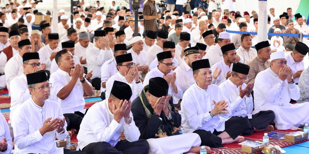 Penjabat Gubernur Aceh, Achmad Marzuki, didampingi Sekda Aceh, Bustami, beserta Forkopimda Aceh, para Asisten Sekda Aceh, Kepala SKPA/Biro dan Masyarakat saat mengikuti Zikir dan Doa serta Tausiah pada Peringatan Tsunami Aceh ke-19 tahun 2023, di Masjid Raya Baiturrahman, Banda Aceh, Selasa, (26/12/2023).
