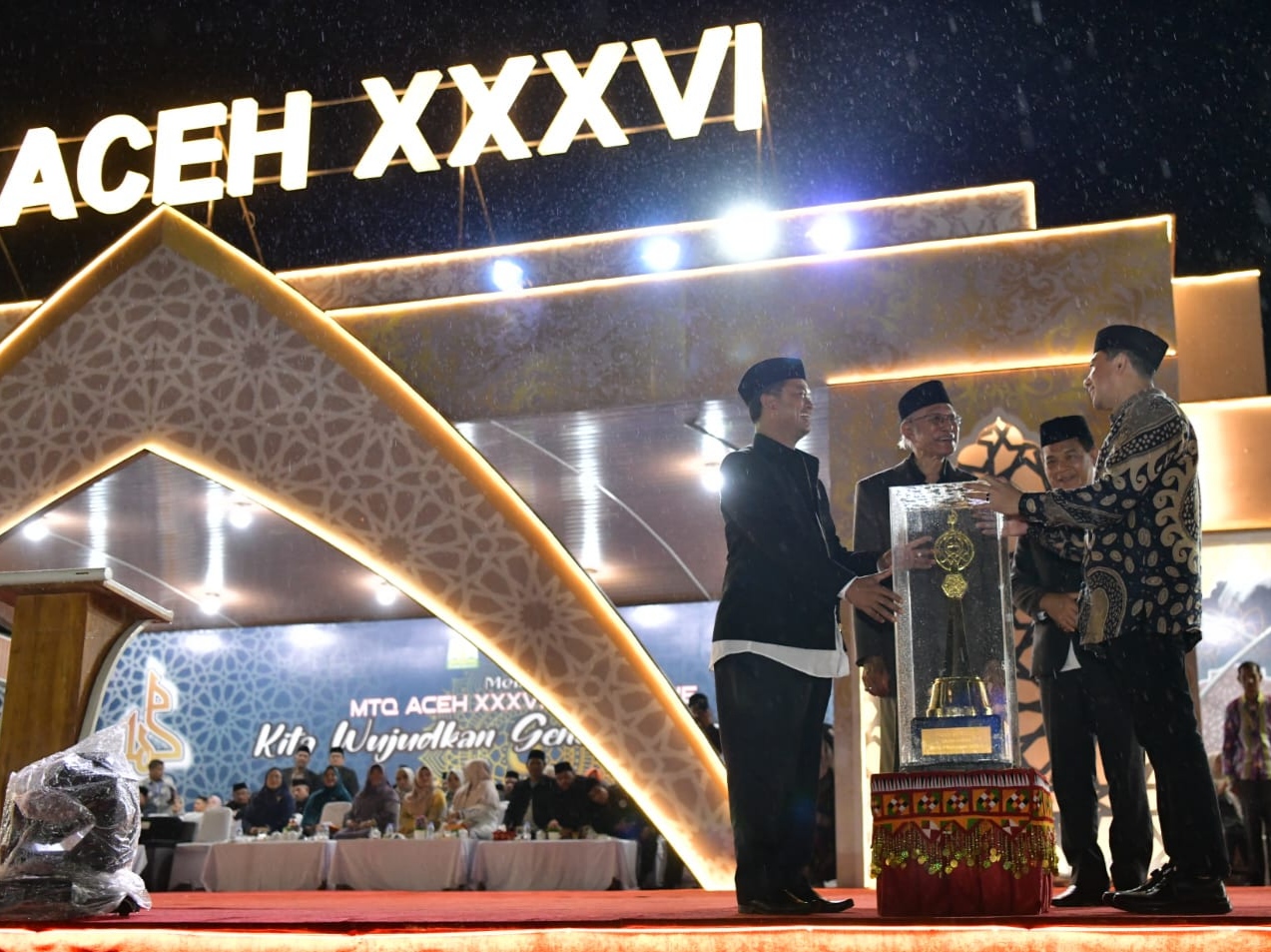 Sekdako Banda Aceh, Wahyudi, (paling kanan) menerima langsung Piala Bergilir Juara Umum MTQ di Simuelue. (Foto: Ist)