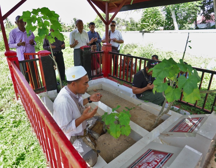 Wali Nanggroe Aceh, Tgk. Malik Mahmud Al Haythar ziarah ke makam Ishak Daud di Gampong Blang Geuleumpang, Kecamatan Idi Rayeuk, Aceh Timur, pada Minggu 20 Agustus 2023.