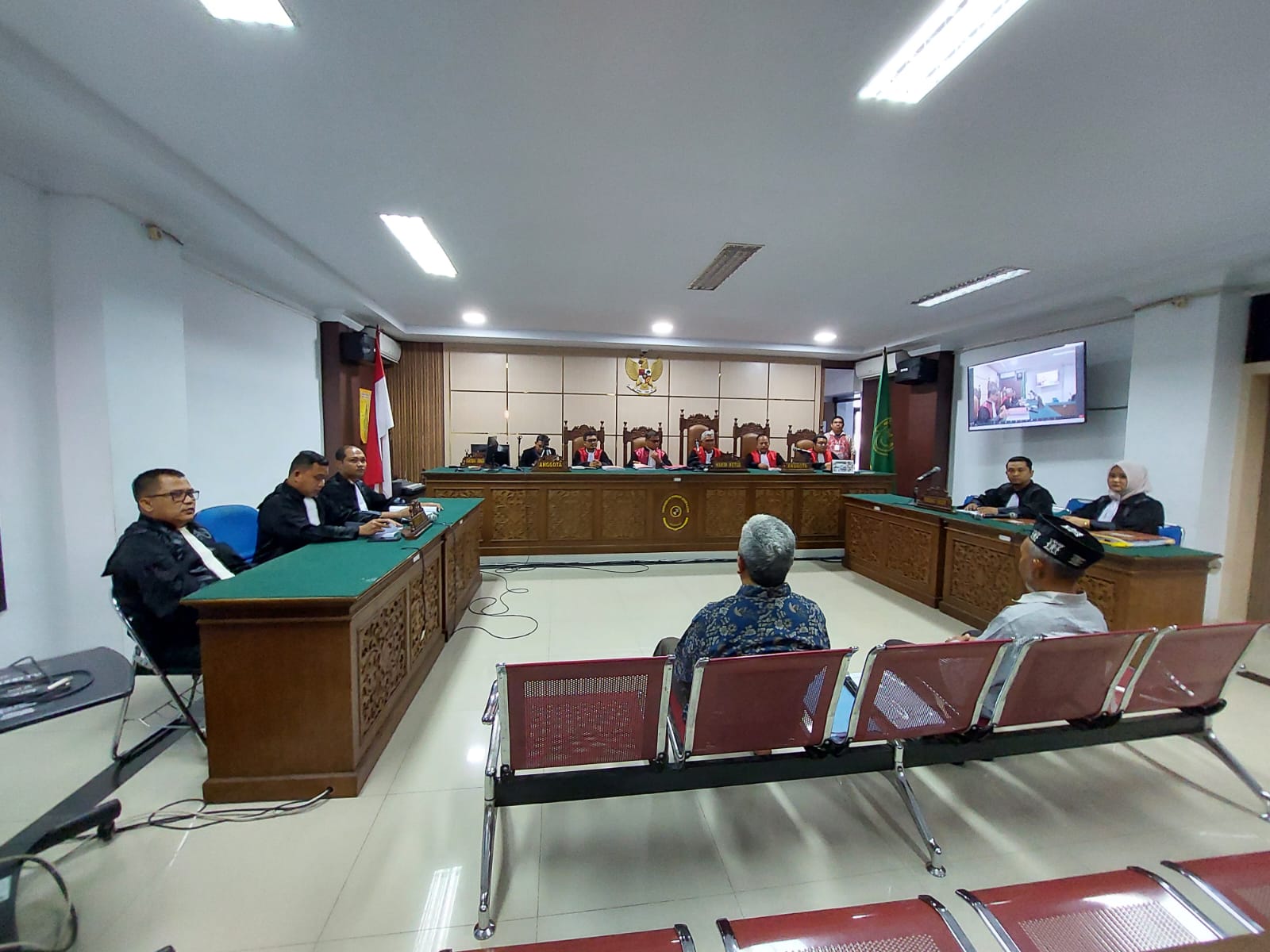 Terdakwa kasus dugaan korupsi PSR Aceh Barat menjalani sidang pembacaan dakwaan di PN Tipikor Banda Aceh, pada Jum'at (8/12/2023). Foto: Nukilan/Reji