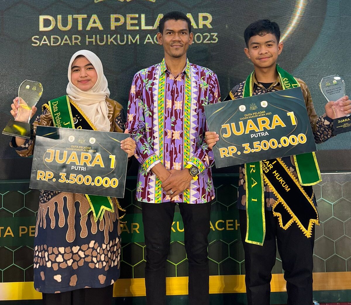 Muhammad Fitrah Aulia (kanan) dan Luthfia Rahmah (kiri) pemenang duta pelajar sadar hukum. (Foto: Dok. Kejati Aceh)
