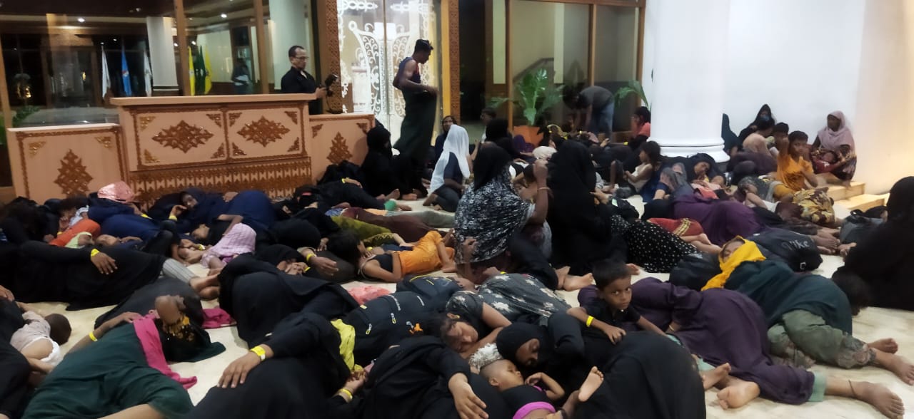 Para pengungsi Rohingya di teras kantor Gubernur Aceh, Minggu (10/12/2023). (Foto: Nukilan.id/Sammy)