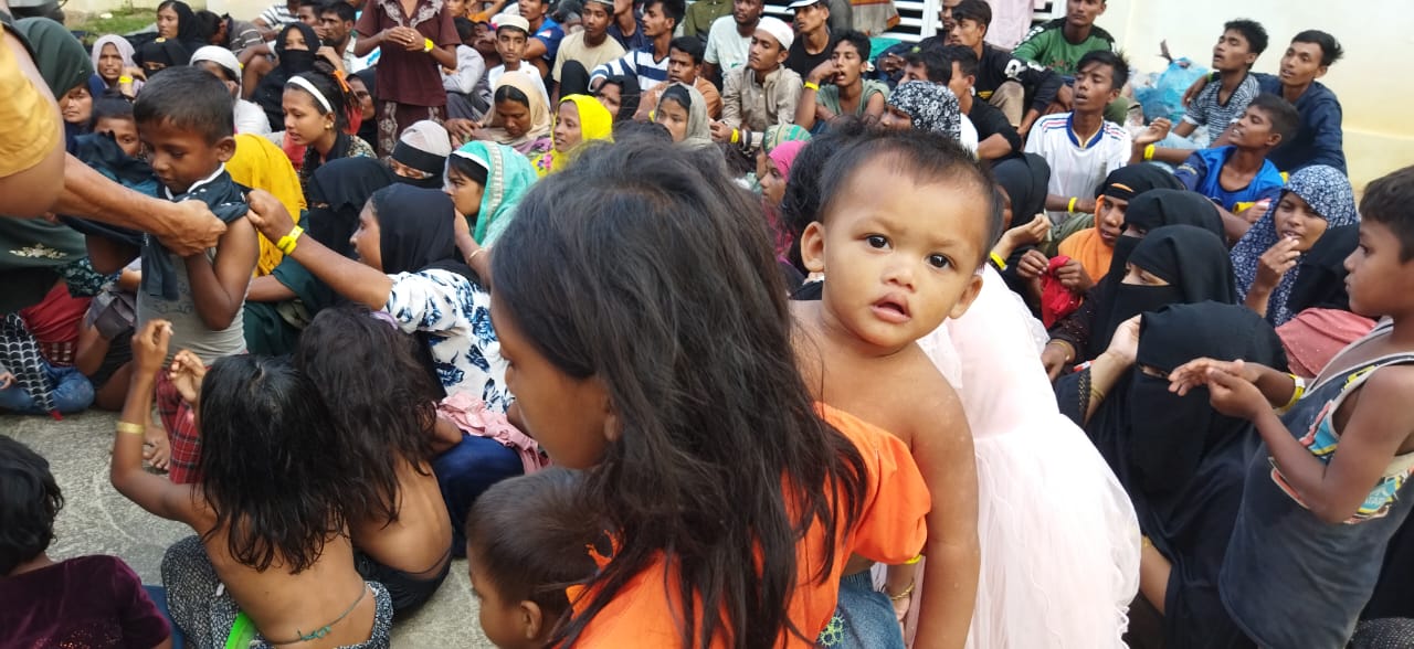 Pengungsi Rohingya dipindahkan ke Balai Meuseuraya Aceh, Banda Aceh, pada 11 Desember 2023. (Foto: Nukilan.id/Sammy)