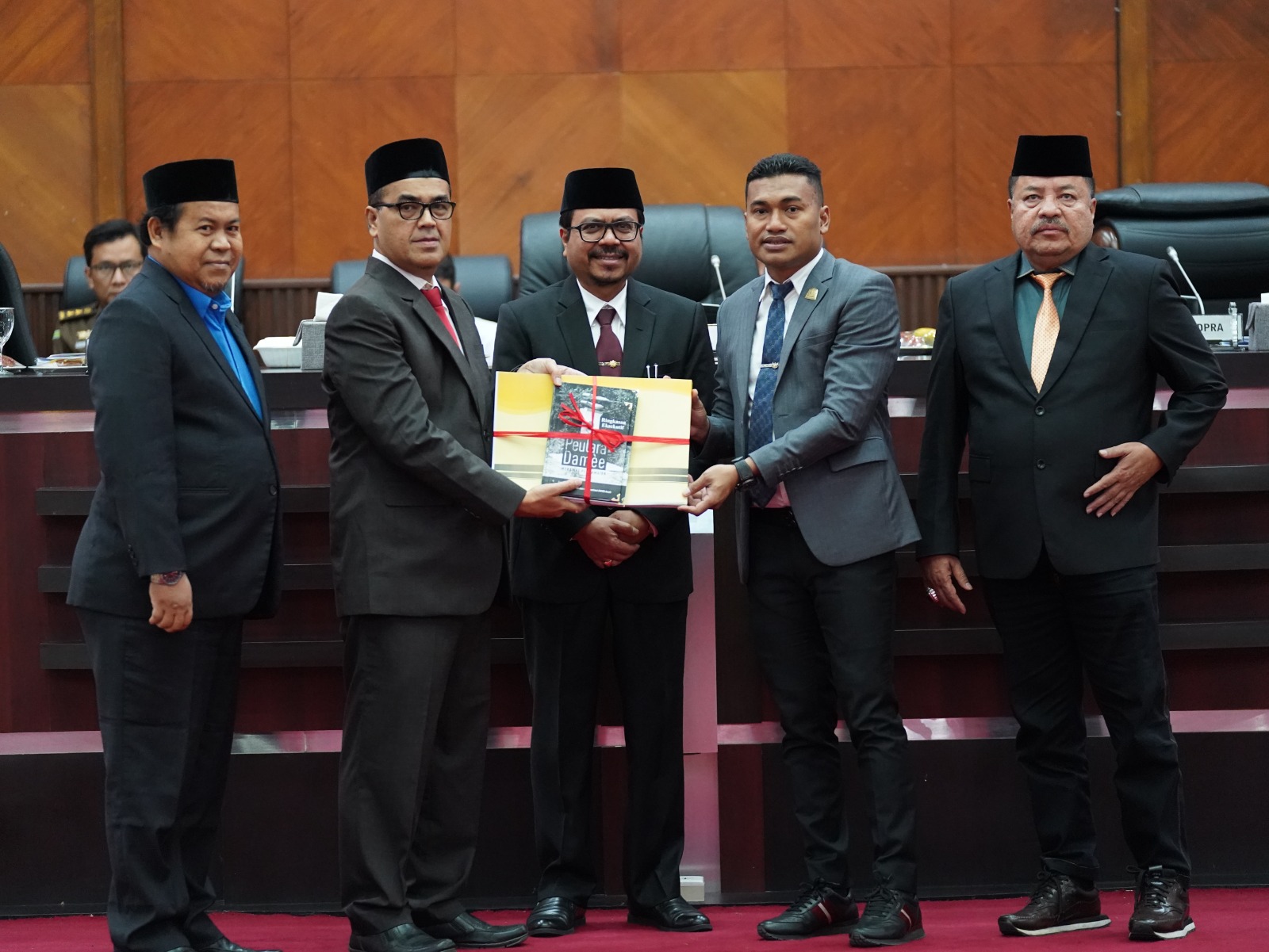 Penyerahan laporan temuan pelanggaran HAM di Aceh oleh KKR Aceh kepada DPR Aceh. (Foto: Dok. KKR Aceh)