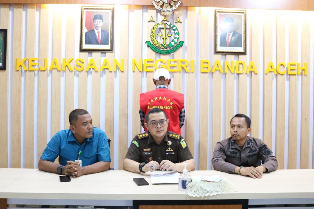Mantan bendahara Aceh AWSC 2017 dieksekusi oleh Kejakasaan Negeri Banda Aceh. (Foto: Dok. Kejari Banda Aceh)