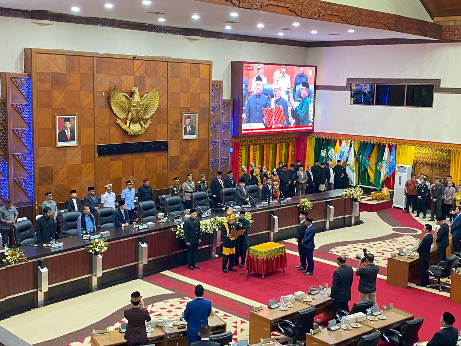 Pengukuhan Tgk Malik Mahmud Al-Haythar sebagai Wali Nanggroe Aceh di Gedung DPR Aceh. (Foto: Nukilan/Reji)