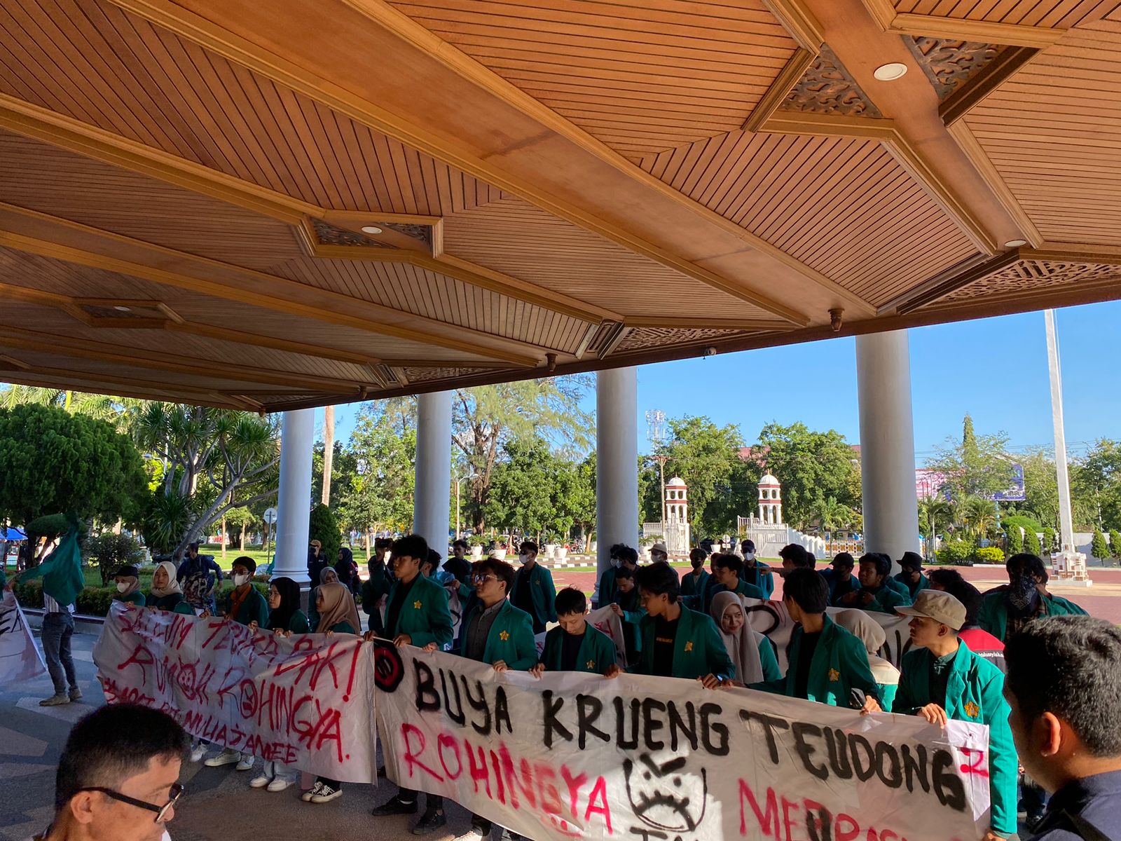 Puluhan Mahasiswa Universitas Syiah Kuala saat aksi di halaman Kantor Gubernur Aceh, Banda Aceh. (Foto: Nukilan/Reji)