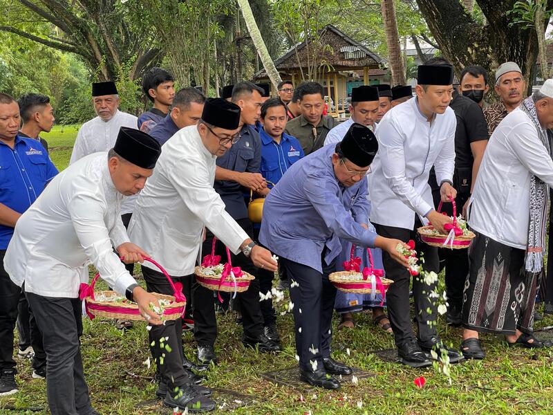 Ziarah Ke Kuburan Massal Tsunami, SBY Teteskan Air Mata Kenang Korban