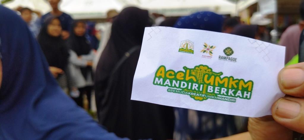 Warga memegang kupon seharga Rp 2000 yang dijual panitia untuk pembelian gas elpiji subsidi. (Foto: Nukilan/Sammy)