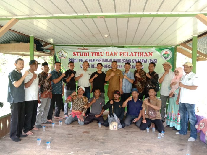 Foto bersama Petani se Alu Lintang melakukan studi tiru ke Pusat Pelatihan Pertanian Pedesaan dan Swadaya(P4s) Aceh Tani Lestari Desa Bakdilip. (Foto: Humas Pemkab Aceh Besar)
