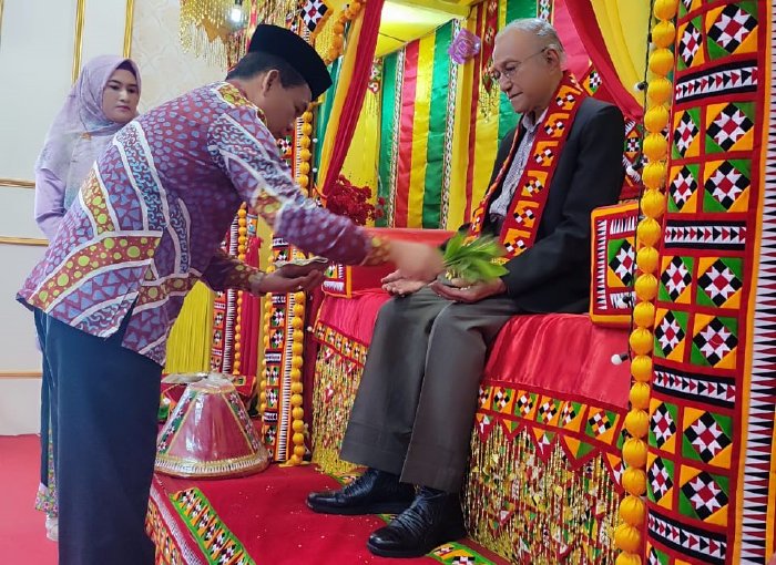 Wali Nanggroe Aceh Dipeusijuek Pj Bupati Simeulue