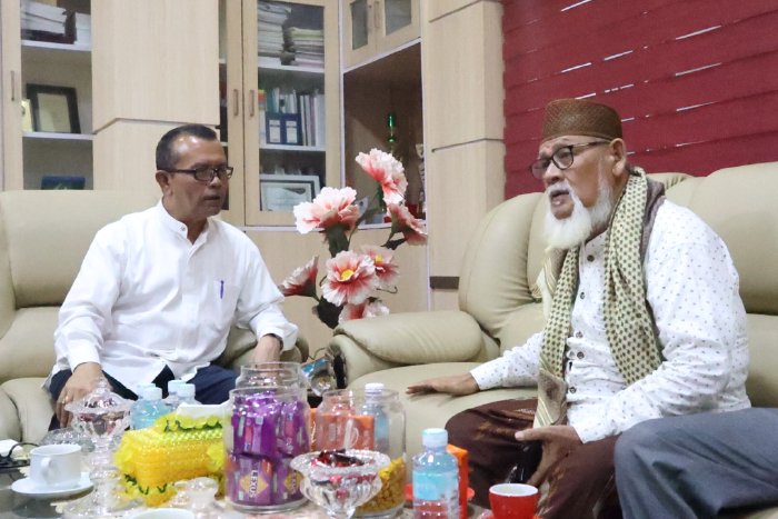Kepala Dinas Sosial Aceh, Dr. Muslem, S.Ag, M.Pd (kiri) dan kharismatik Aceh, Tgk. H. Nuruzzahri Yahya atau yang lebih dikenal dengan sapaan Waled Nu (kanan). Foto: Dok. Dinsos