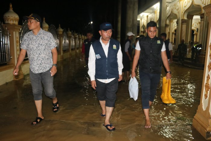 Kepala Dinas Sosial Aceh Dr Muslem terjun langsung ke lokasi pengungsian banjir di Bireuen. (Foto: Dok. Humas Dinsos Aceh)