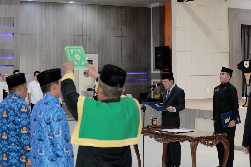 Pj Wali Kota Banda Aceh Amiruddin saat melantik 12 Kepala Sekolah di Aula Lantai IV Gedung Mawardy Nurdin Balai Kota Banda Aceh, pada Rabu (3/1/2024). Foto: Dok. Pemko Banda Aceh