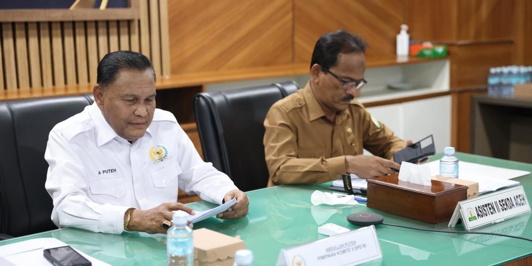 Wakil Ketua Komite II DPD RI, Abdullah Puteh (kiri) dan Asisten Perekonomian dan Pembangunan Sekda Aceh Mawardi. (Foto: Dok. Humas Aceh)