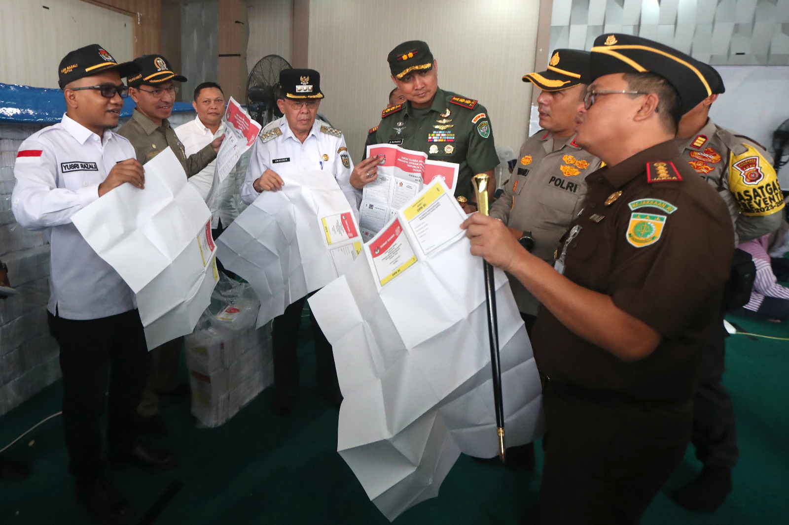Forkopimda Banda Aceh saat meninjau gudang logistik pemilu 2024. (Foto: Dok. Humas Pemko)