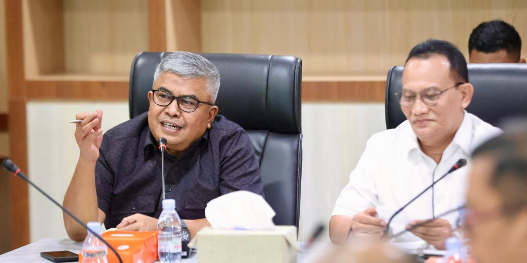 Sekretaris Daerah Aceh, Bustami, SE, M.Si, sebagai Ketua Harian PB PON Aceh, memberikan saran pada rapat PB PON Wilayah Sumatera Utara di Kantor Gubernur Sumatera Utara, Medan, Selasa 16 Januari 2024. (Foto: Dok. Humas Aceh)