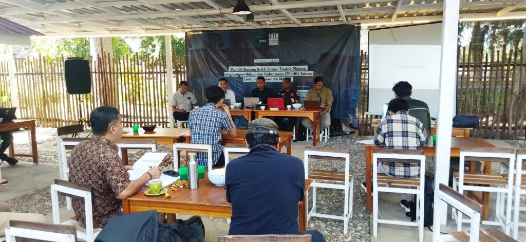 Diskusi publik tentang barang bukti sitaan Tindak Pidana Lingkungan Hidup dan Kehutanan (TPLHK) satwa lindung yang diselenggarakan Forum Jurnalis Lingkungan (FJL) Aceh di Escape Cafe, Pango Raya, Banda Aceh, Kamis 18 Januari 2024. (Foto: Nukilan/Sammy)