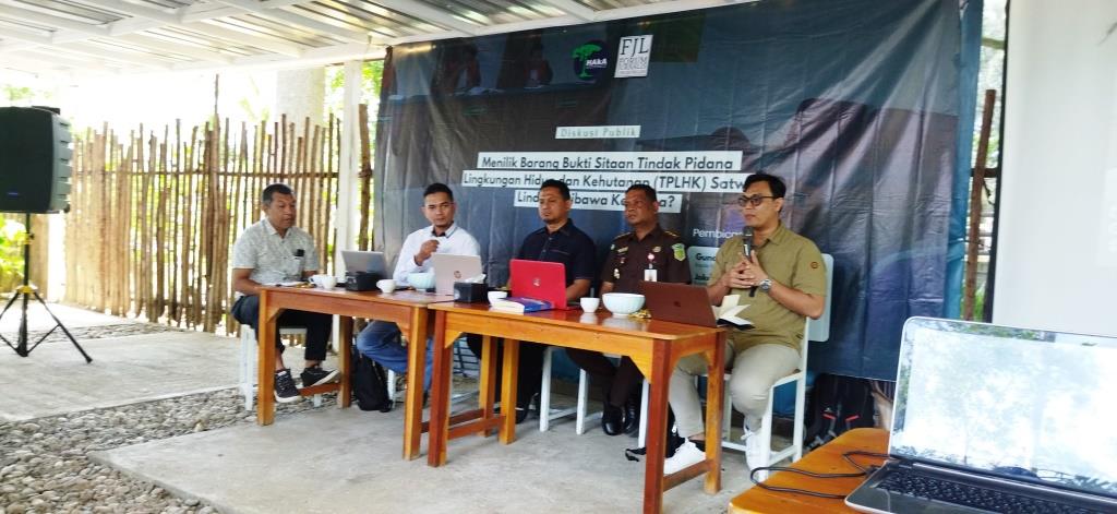 Aktivis lingkungan hidup Aceh, Reza Pahlevi (paling kanan). (Foto: Nukilan/Sammy)