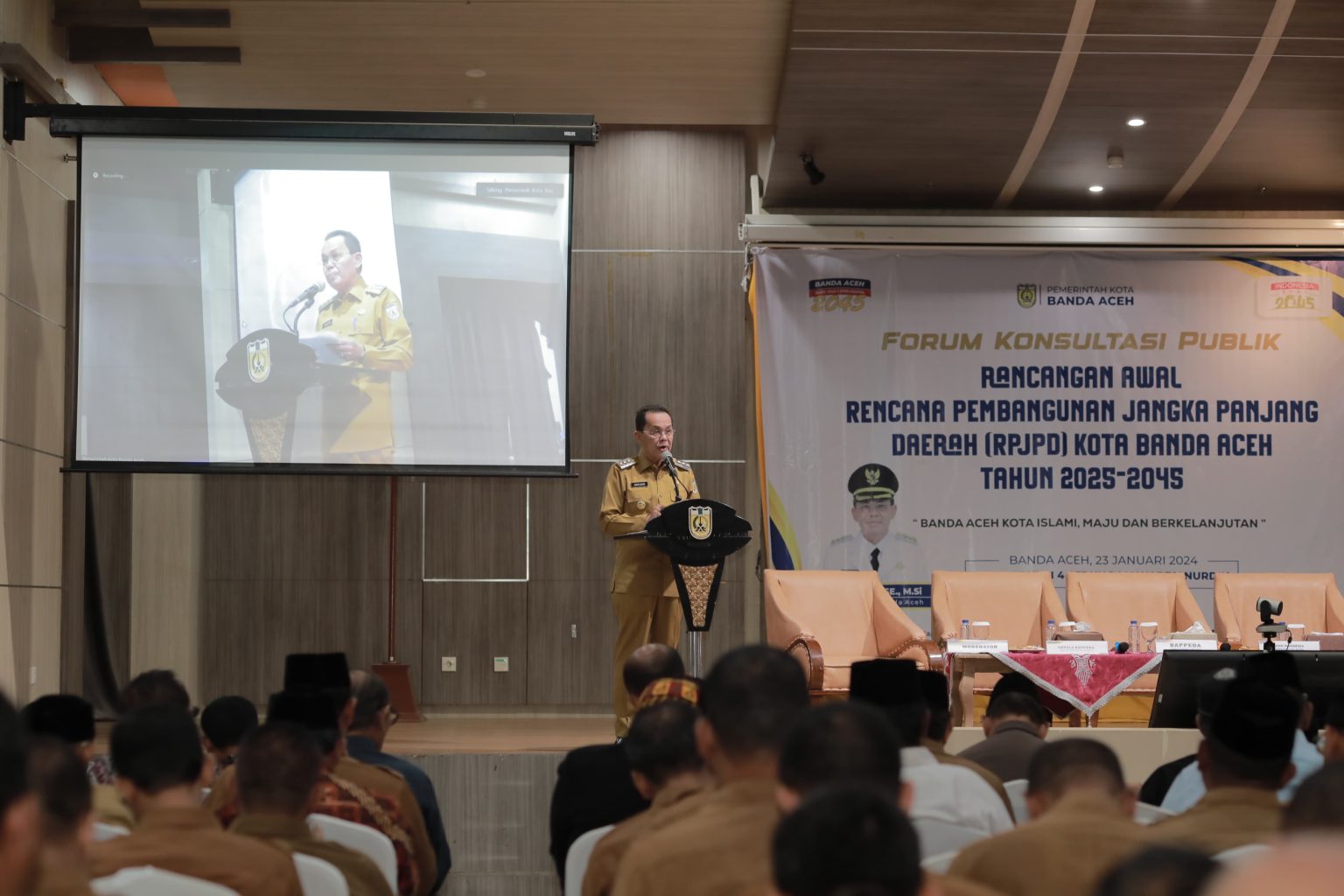 Pj Wali Kota Banda Aceh Amiruddin memberikan kata sambutan dalam konsultasi publik rancangan awal Rencana Pembangunan Jangka Panjang Daerah (RPJPD) Banda Aceh 2025-2045. (Foto: Dok. Humas Pemko Banda Aceh)