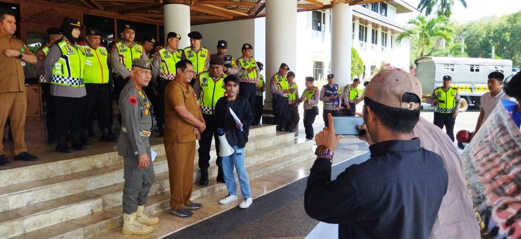 Massa yang melakukan demonstrasi disambut Kabid Penanganan Konflik dan Kewaspadaan Nasional Kesbangpol Aceh, Dedy Andrian, Selasa (2/1/2024). (Foto: Nukilan/Sammy)