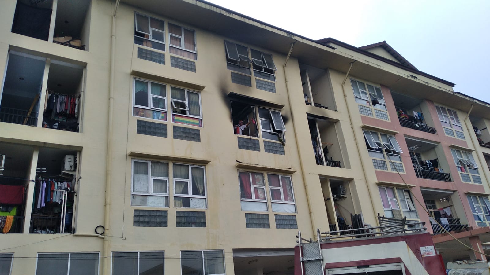 Satu unit kamar lantai tiga Rusunawa Gampong Lampulo, Banda Aceh, yang hangus terbakar. (Foto: Dok. DPKP Banda Aceh)
