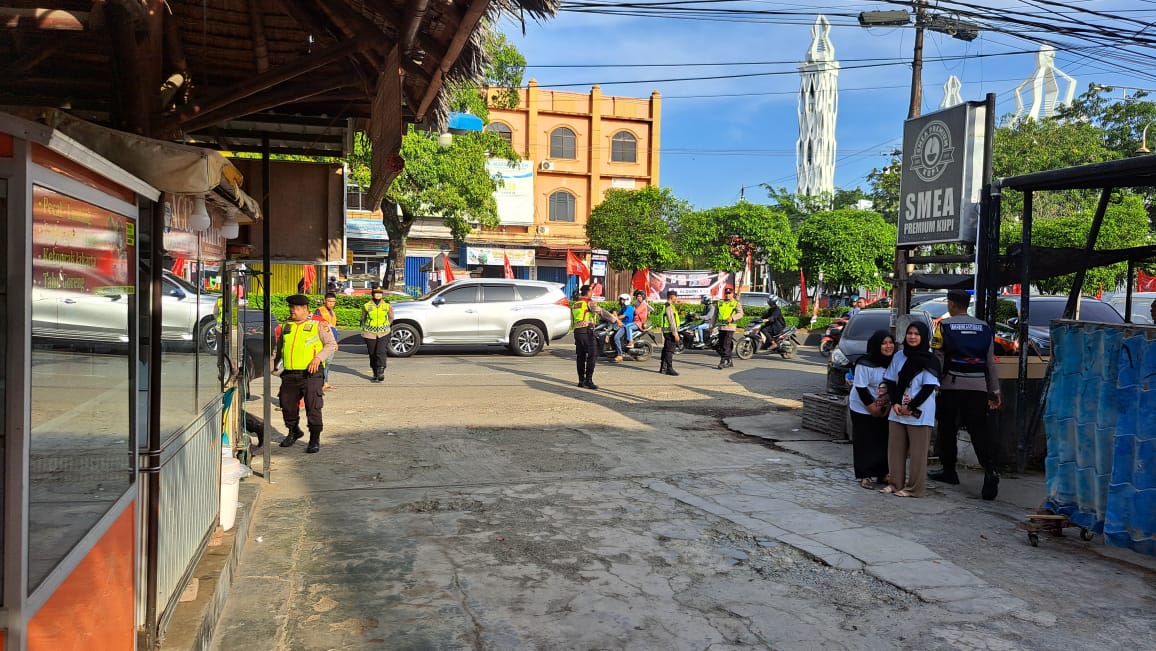Satgas Operasi Mantap Brata (OMB) Seulawah 2023—2024 saat mengamankan kunjungan Ketua Umum (Ketum) Partai Solidaritas Indonesia (PSI) Kaesang Pangarep di Warung Kopi Smea Premium Prada, Kota Banda Aceh. (Foto: Dok. Polda Aceh)