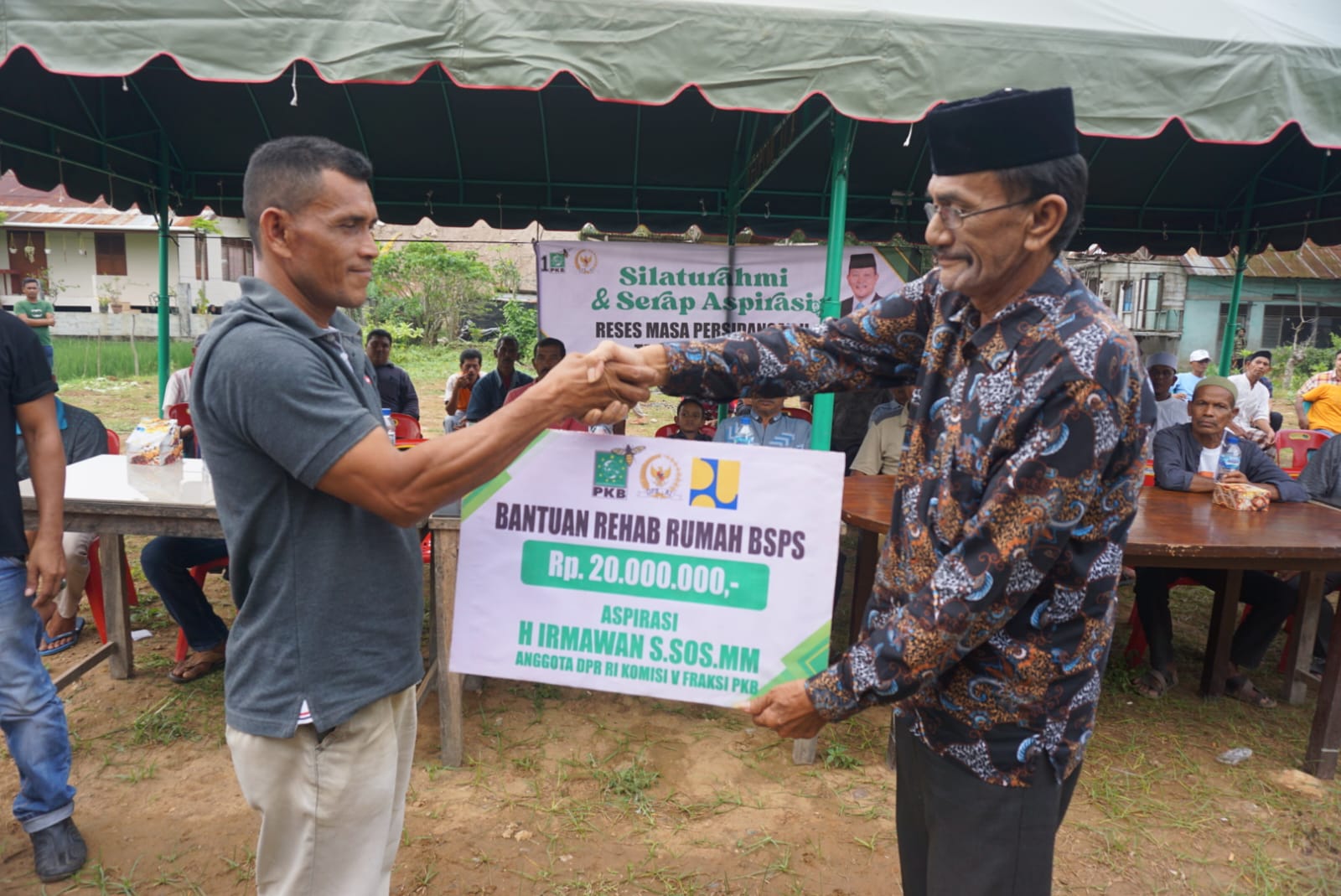Penyerahan bantuan rumah rehap kepada warga Cot Keueung, Aceh Besar. (Foto: For Nukilan)
