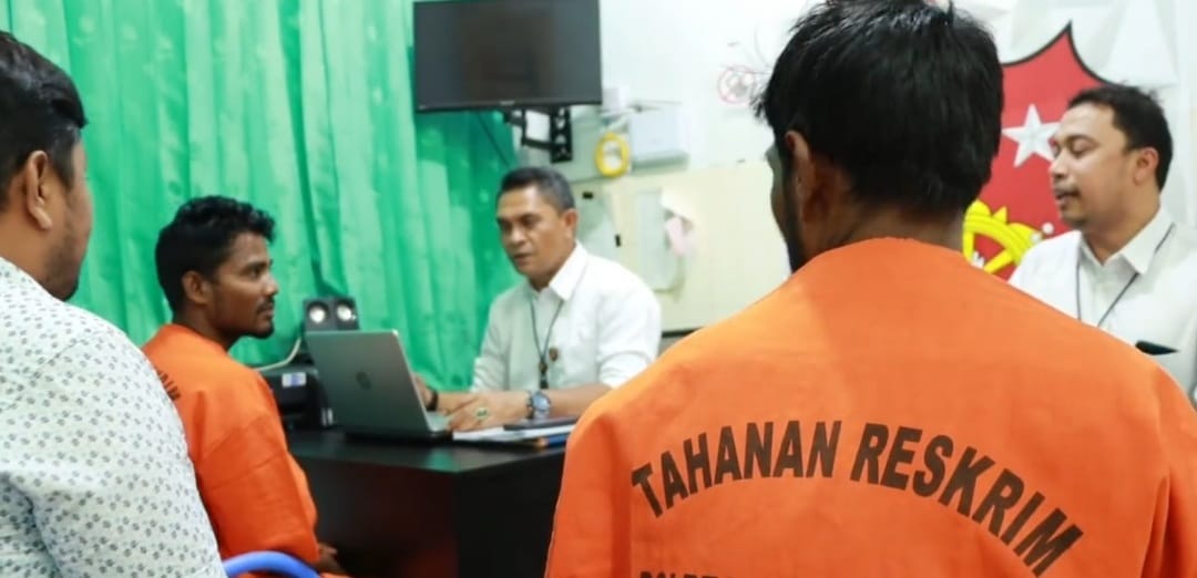 Penyidik Satreskrim Polresta Banda Aceh melakukan pemeriksaan tersangka kasus penyelundupan rohingya. (Foto: Dok. Polresta Banda Aceh)