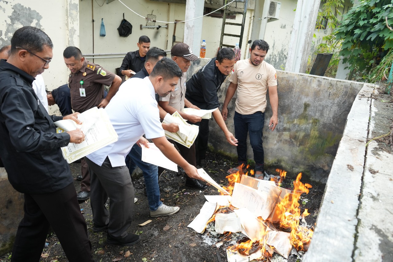 Pemusnaah blangko ijazah tahun pelajaran 2022/2023. (Foto: Dok. Humas Disdik Aceh)