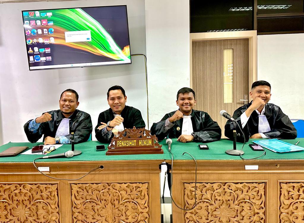 Tim penasihat hukum terdakwa kasus dugaan korupsi proyek Jalan Rantau Panjang-Alue Tuwi Kabupaten Aceh Timur. (Foto: For Nukilan)