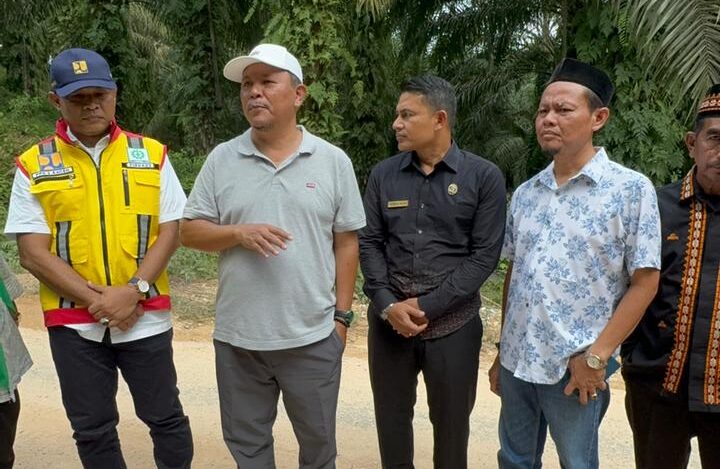 Anggota komisi V DPR RI H. Irmawan dan tim Balai Pelaksana Jalan Nasional (BPJN) Aceh saat meninjau ruas jalan Handel Singkohor. (Foto: For Nukilan)