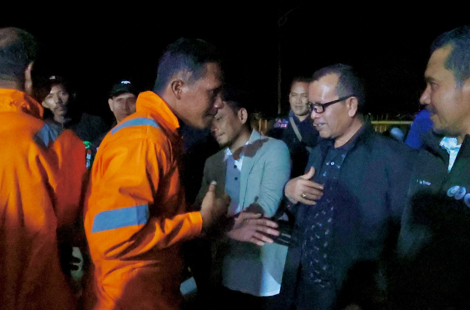 Kadinsos Aceh Dr. Muslem Yacob saat menyambut kepulangan tiga nelayan Aceh yang terapung di lautan lepas. (Foto: Dok. Dinsos Aceh)