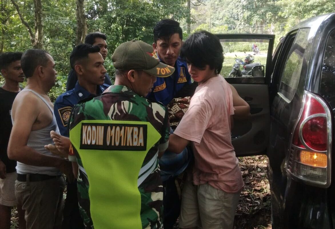 Jenazah korban saat dibawa ke Puskesmas Lhong. (Foto: BPBD Aceh Besar)